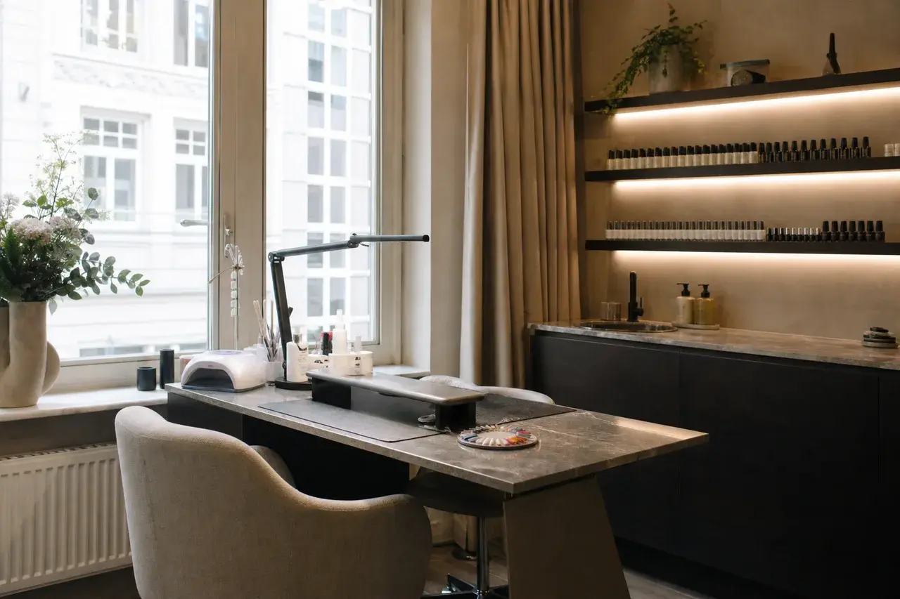 Ruhiges Premium Beauty Studio als natürliches Symbol für Kosmetik und Wellness in Hamburg