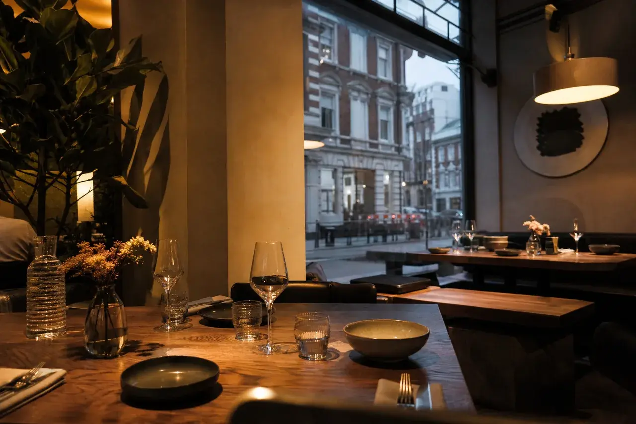 Natürliches modernes Restaurant-Interior als Symbol für asiatische Gastronomie in Hamburg